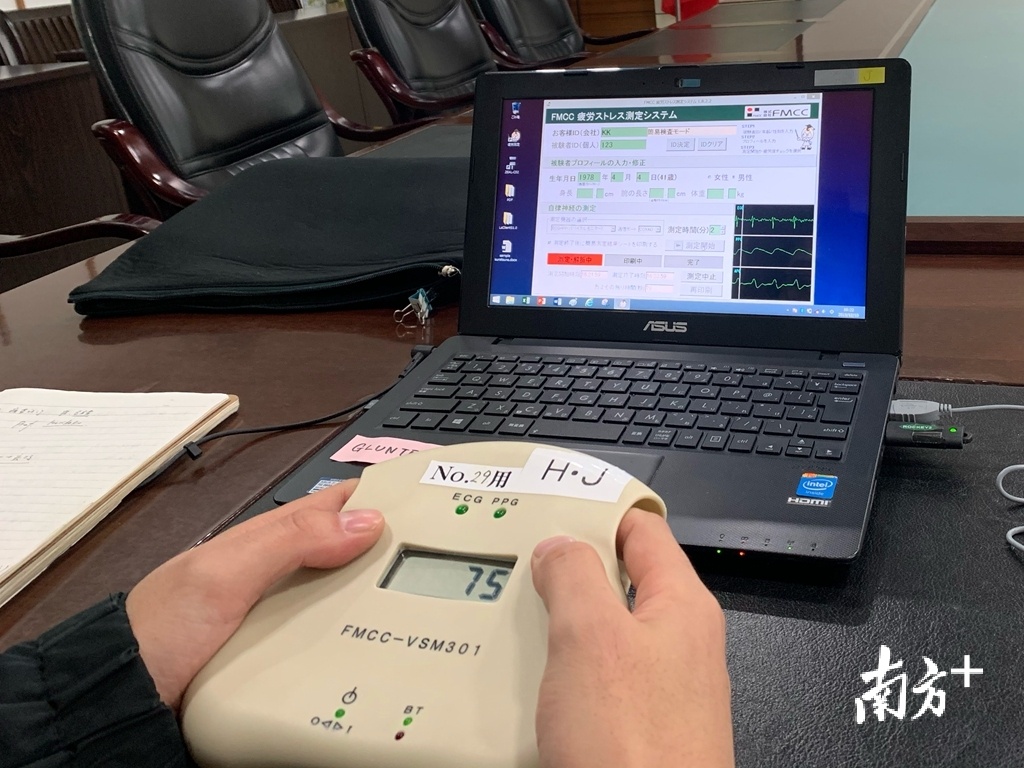 医生现场演示疲劳检测仪的使用。 医生现场演示疲劳检测仪的使用。