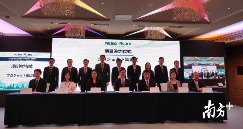 投资说明会上，四个项目进行签约仪式。南方日报记者 王谦 摄