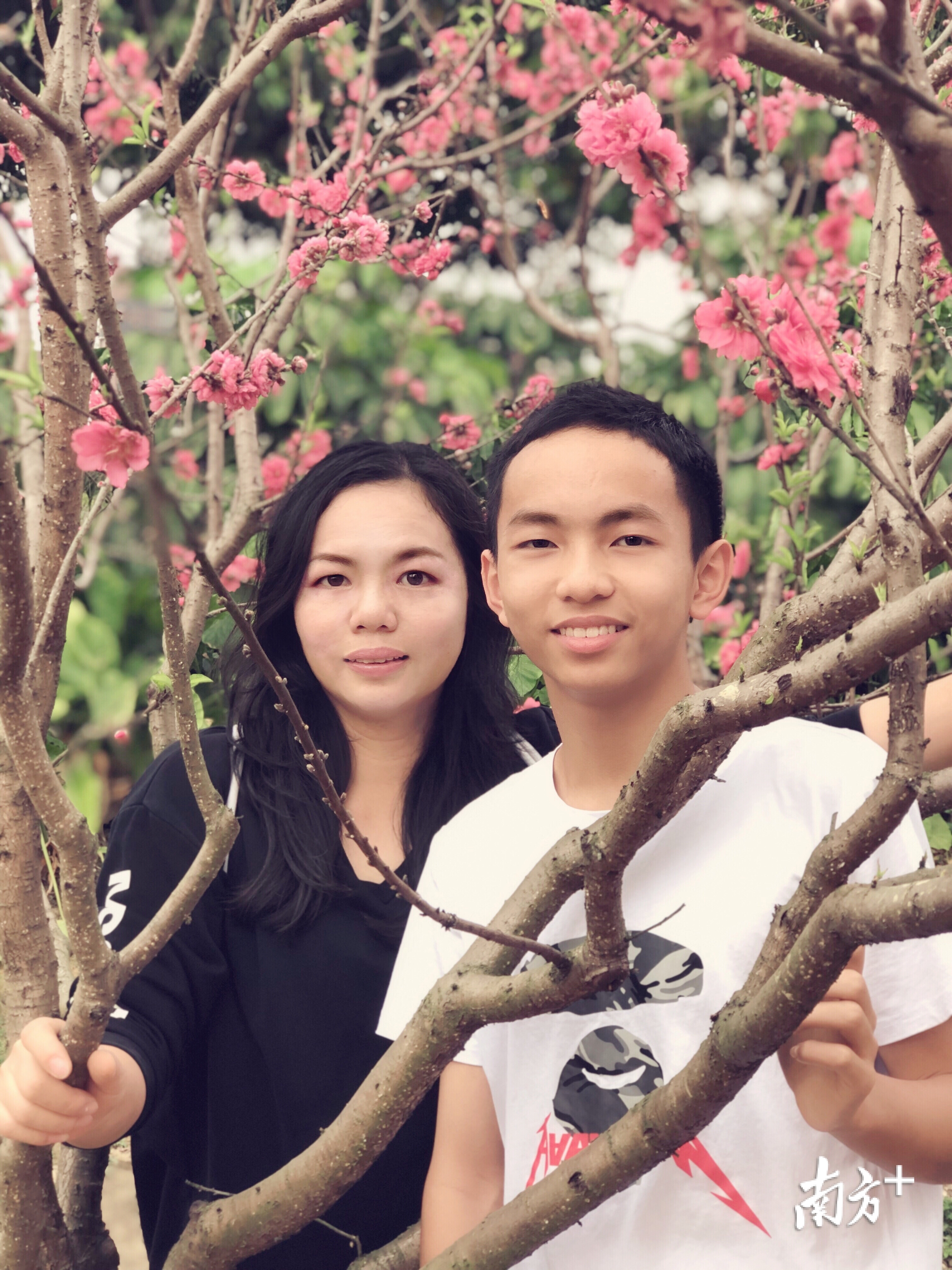 邓历新和妈妈合影. 受访者供图