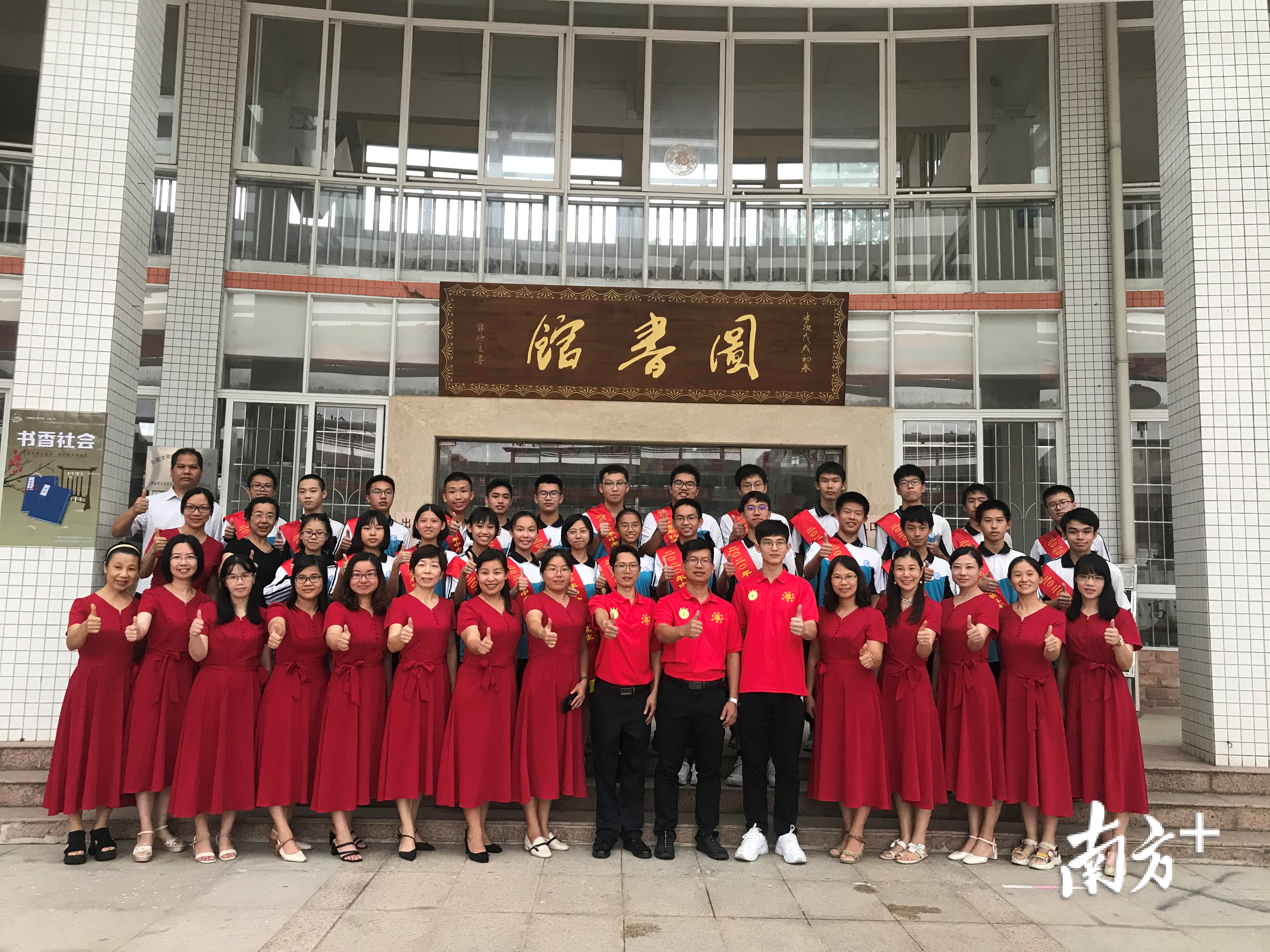 放榜当天,三中附中部分高分考生与初三科任教师合影留念。受访者供图 放榜当天,三中附中部分高分考生与初三科任教师合影留念。受访者供图