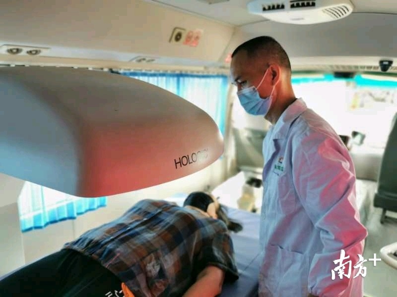 在家门口享受中医药服务，平乐中医健康快车进党群