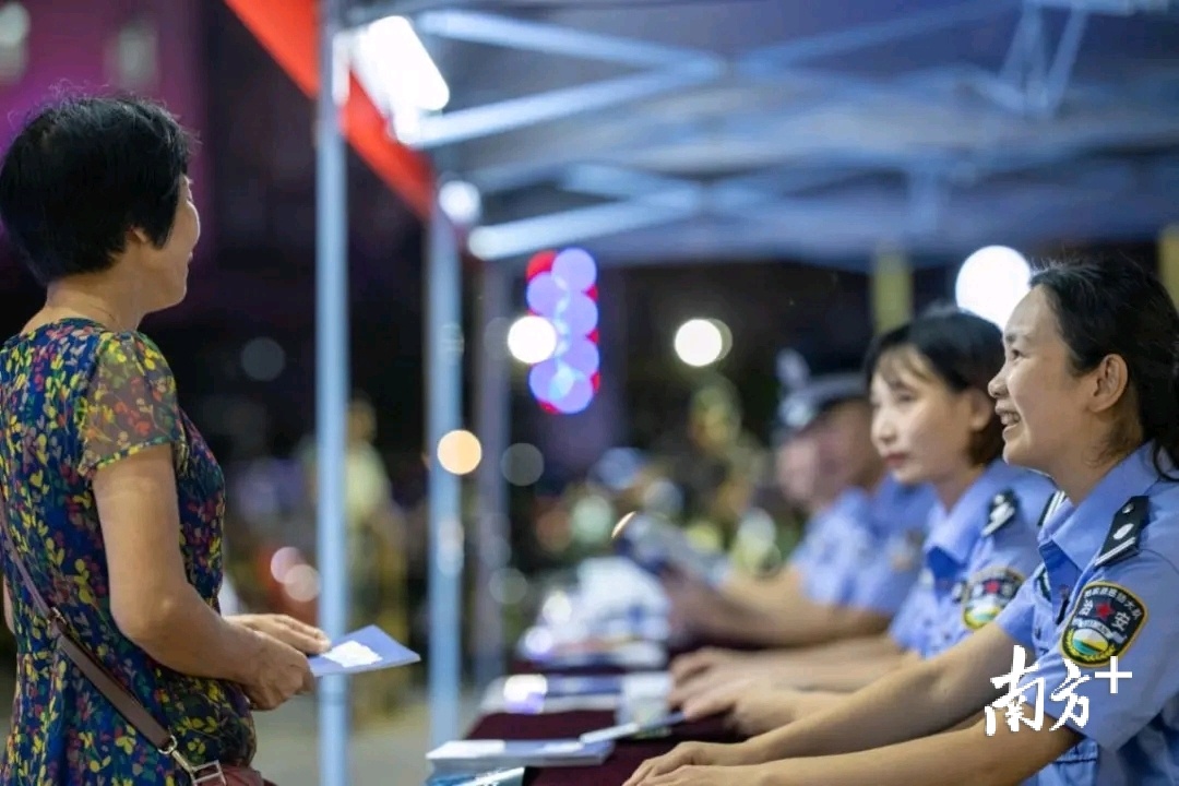 现场解答群众疑惑。