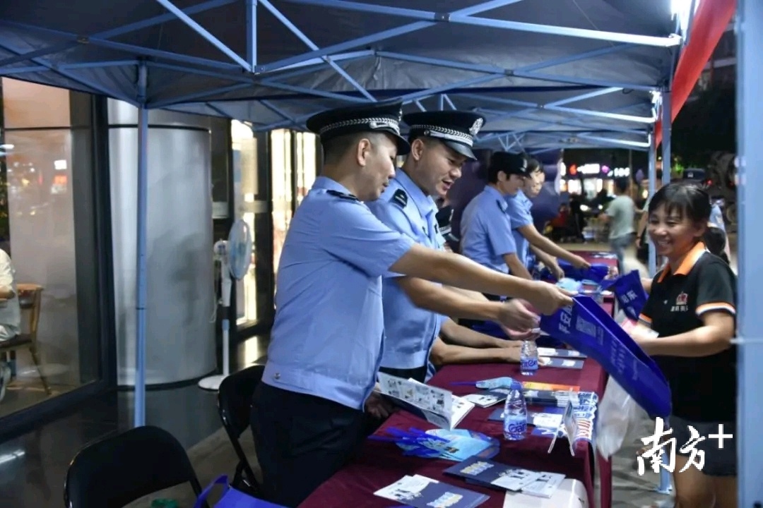 向群众发放宣传袋。