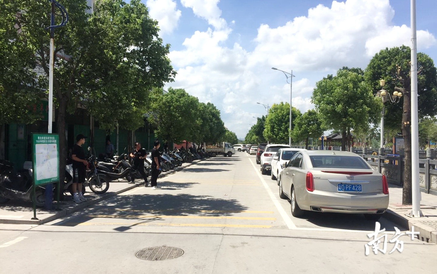 棉北街道引导各个社区在主要道路合理规划小车、摩托车停车位，让道路畅通有序。