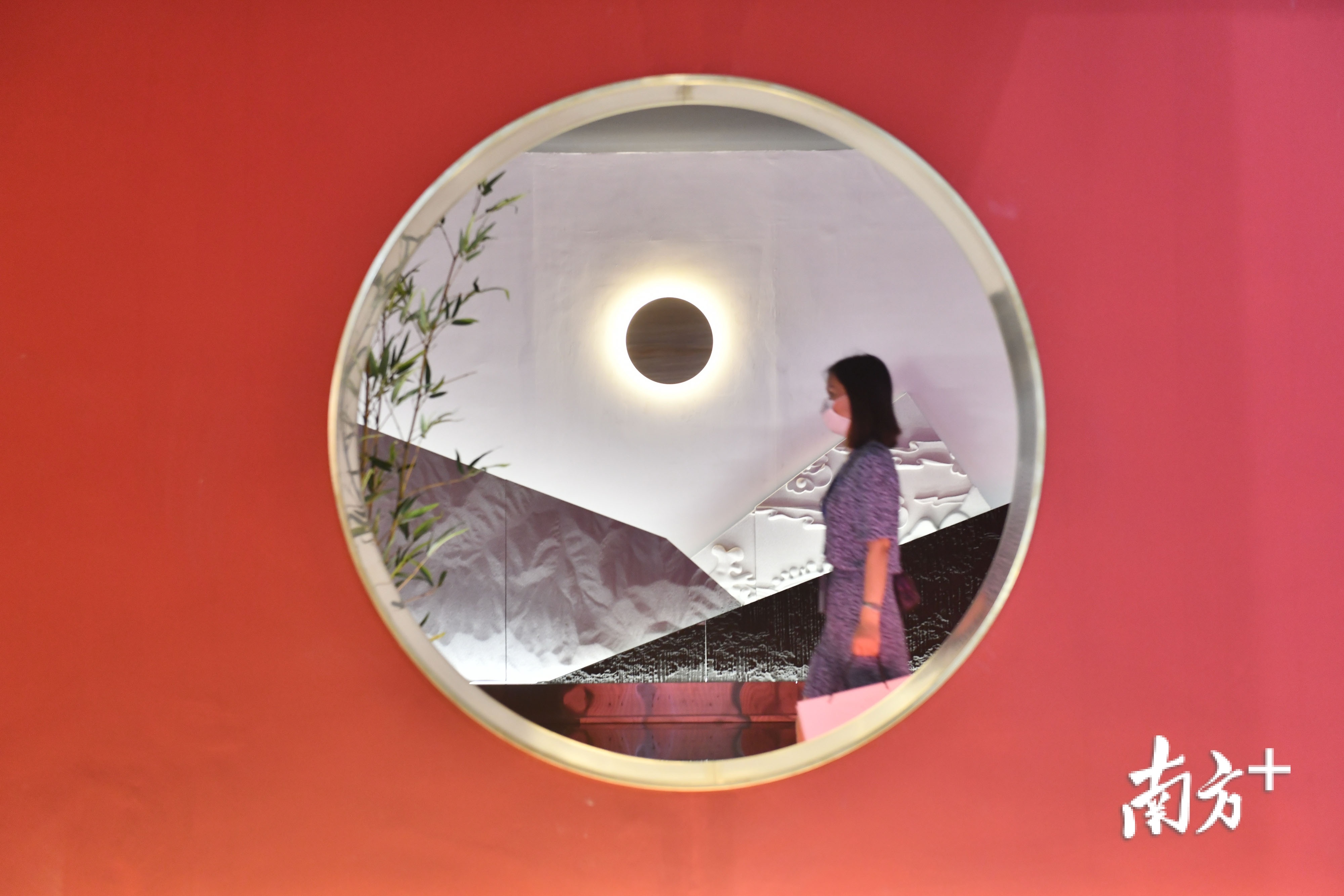 金意陶展厅以遇见江南为主题，营造水墨感十足的氛围。