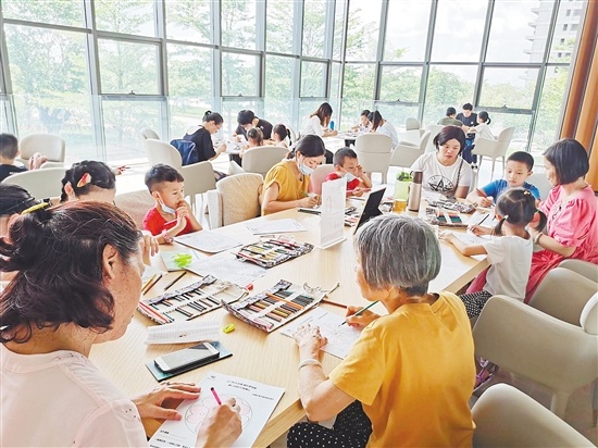 龙溪湖阅读中心举办绘画沙龙活动，受到市民热捧。