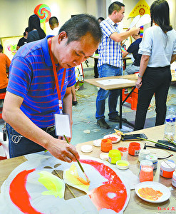 学员精心在风筝上进行彩绘。 学员精心在风筝上进行彩绘。