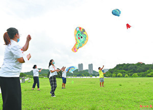 学员在风筝场体验放飞。 学员在风筝场体验放飞。