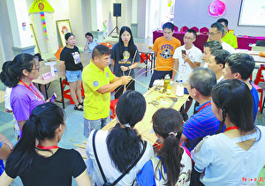 梁玉泉教学员扎制风筝骨架。 梁玉泉教学员扎制风筝骨架。