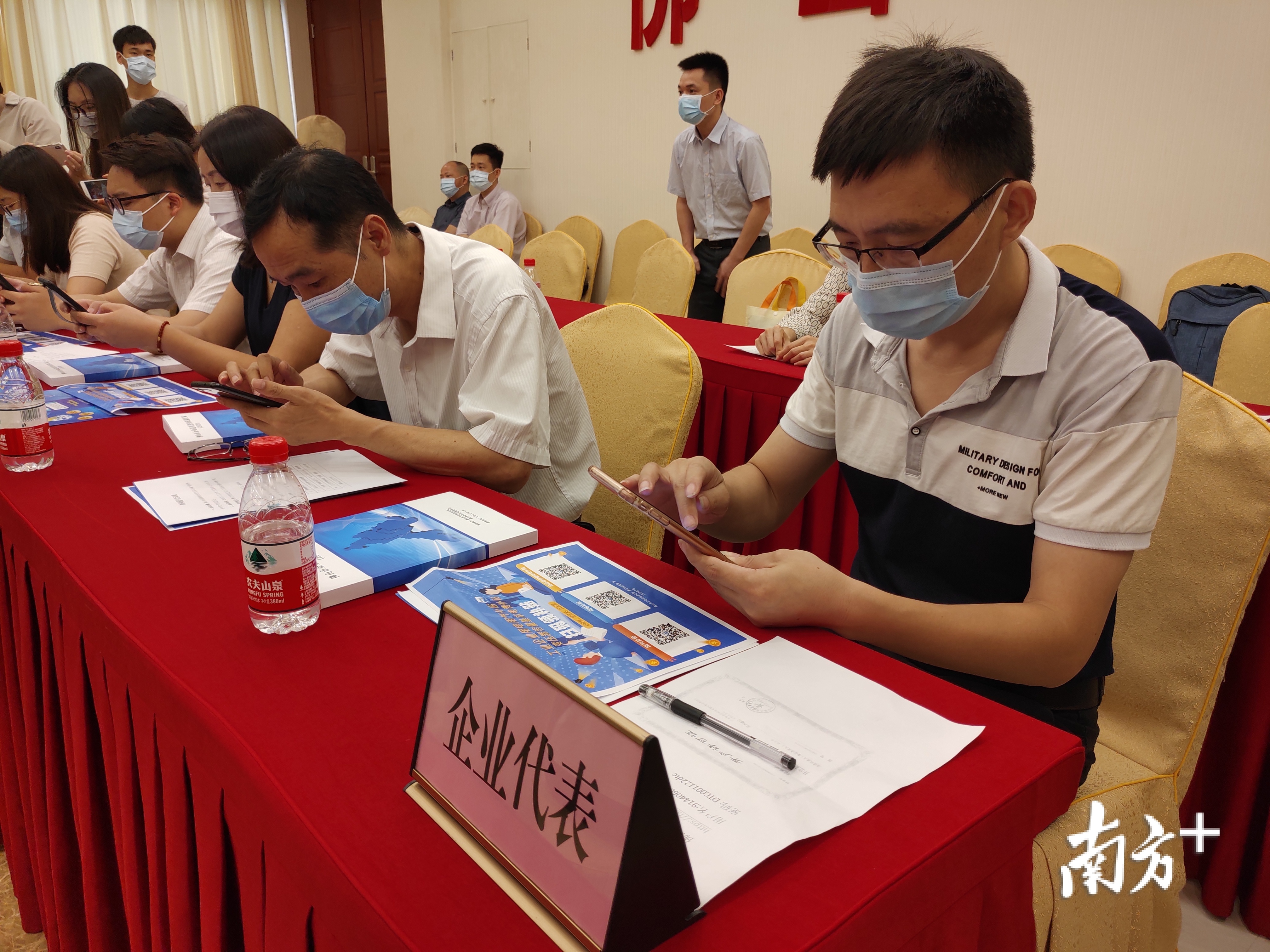 企业代表现场体验用电用气补贴申请“零材料 秒申报”服务。王谦摄 企业代表现场体验用电用气补贴申请“零材料 秒申报”服务。王谦摄