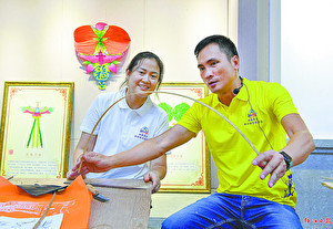 梁治昂为学员讲解削竹青的要点。 梁治昂为学员讲解削竹青的要点。