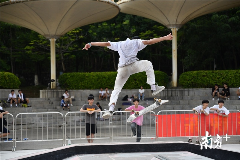 视频帅东莞这场滑板公开赛点燃全民健身日