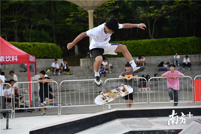 视频帅东莞这场滑板公开赛点燃全民健身日