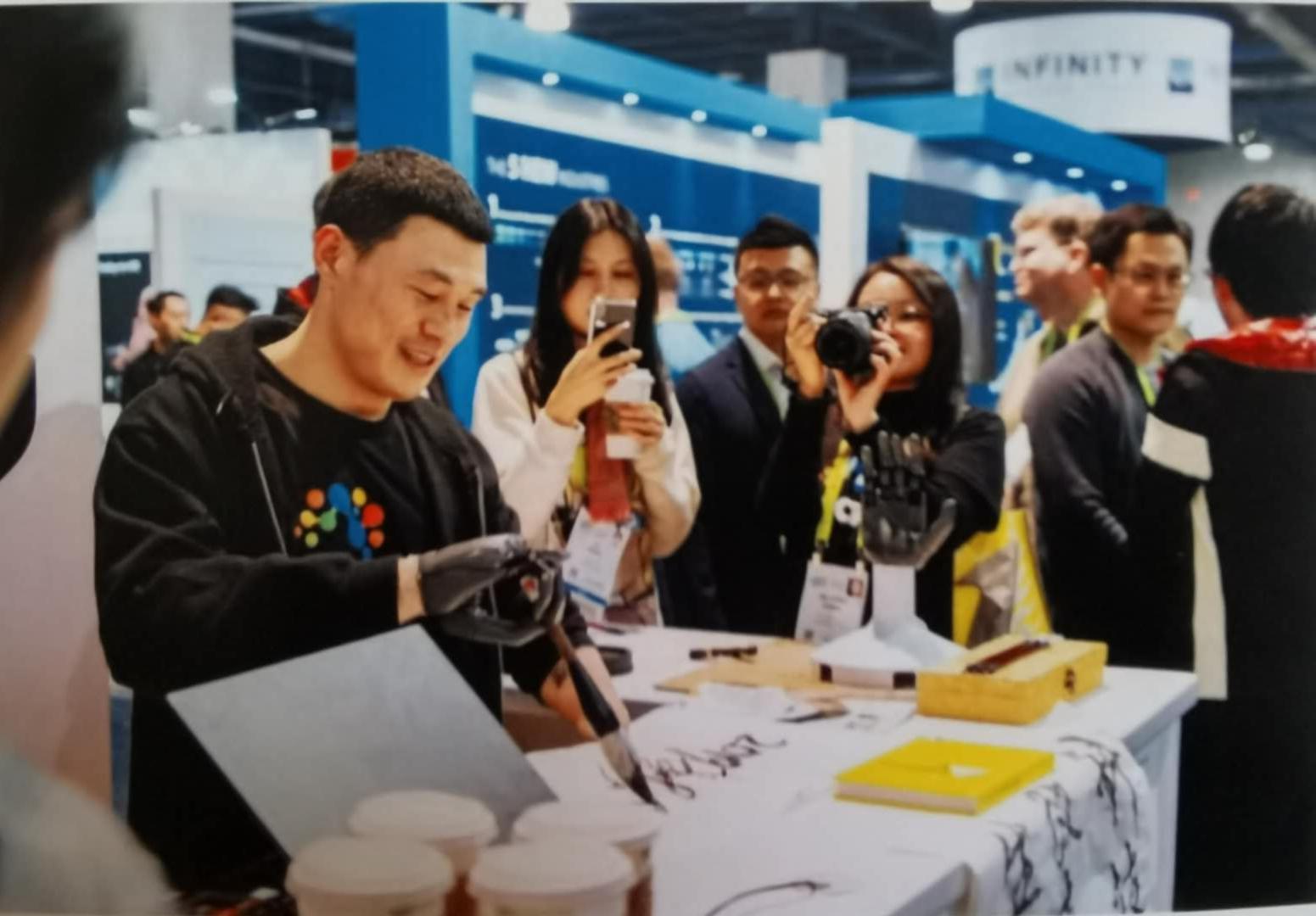 BrainRobotics“智能假手”参加展会的展示