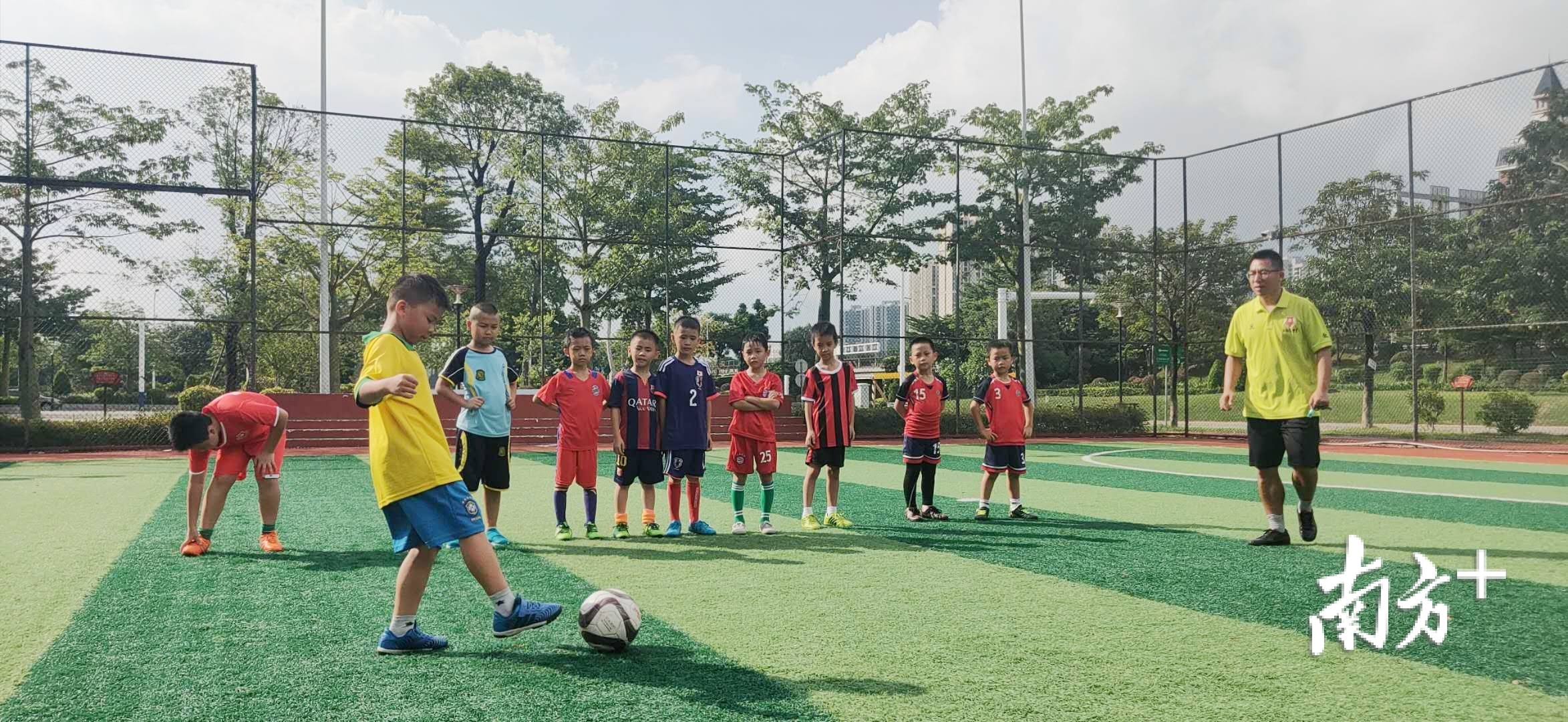 云东海街道举行青少年足球培训。