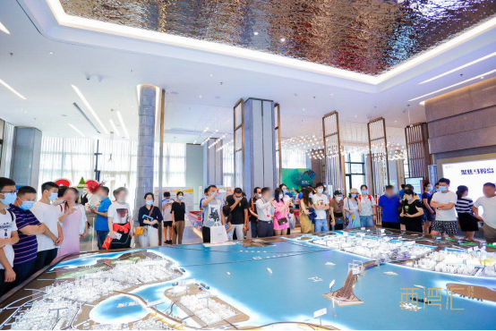 客户纷纷拿出手机拍照