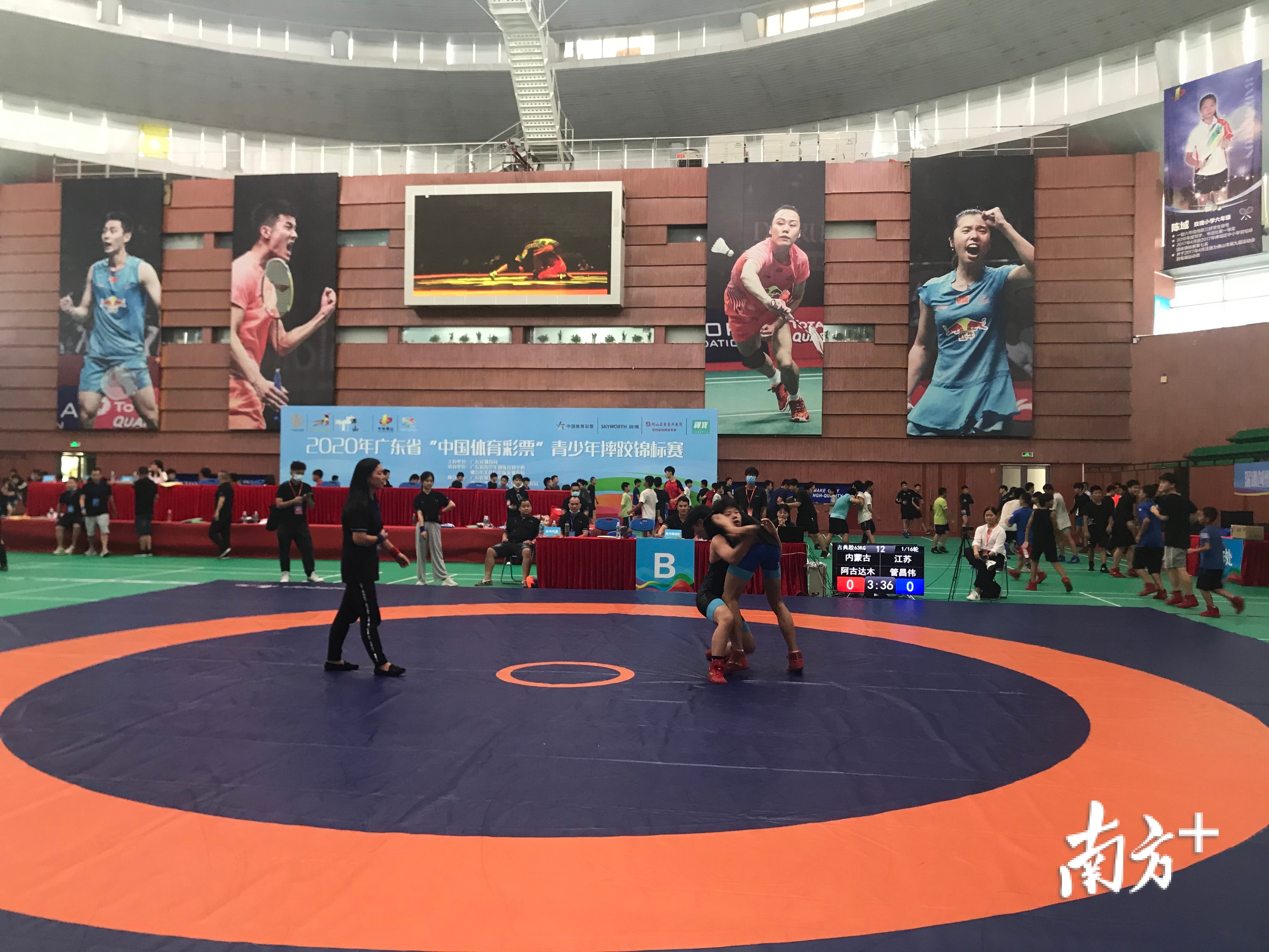 赛前运动员在做适应训练。夏小荔摄