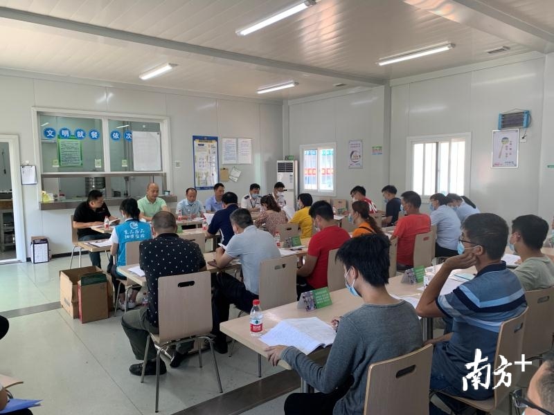 图说：坂田街道相关部门检查辖区工地食堂