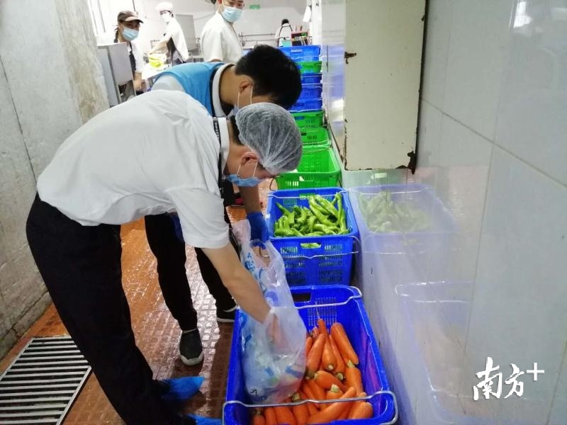 图说：坂田街道相关部门检查辖区工地食堂