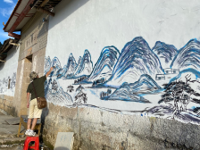 红色墙绘讲述脱贫故事，广外艺大学生用画笔助力乡村振兴