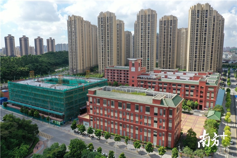 范罗冈小学滨江校区二期工程预计年底投用。 范罗冈小学滨江校区二期工程预计年底投用。