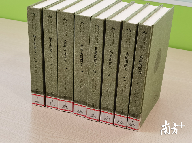 《桑园围总志》有十四卷,《重辑桑园围志》有十七卷,《续桑园围志》有十六卷。南方日报记者 阎锋 摄 《桑园围总志》有十四卷,《重辑桑园围志》有十七卷,《续桑园围志》有十六卷。南方日报记者 阎锋 摄