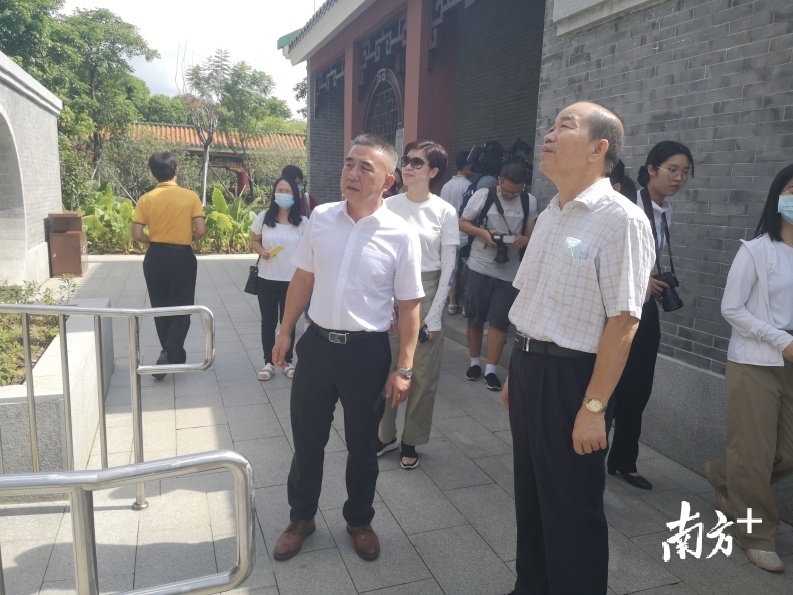 8月10日,佛山市城管执法局到顺德区顺峰山公园、华侨城实地查看“厕所革命”开展情况。肖楚晖 摄 8月10日,佛山市城管执法局到顺德区顺峰山公园、华侨城实地查看“厕所革命”开展情况。肖楚晖 摄