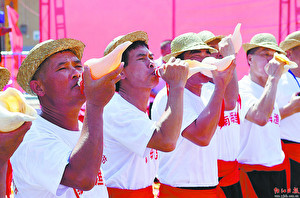 渔民吹响螺号祈求开渔平安丰收。(资料图片)