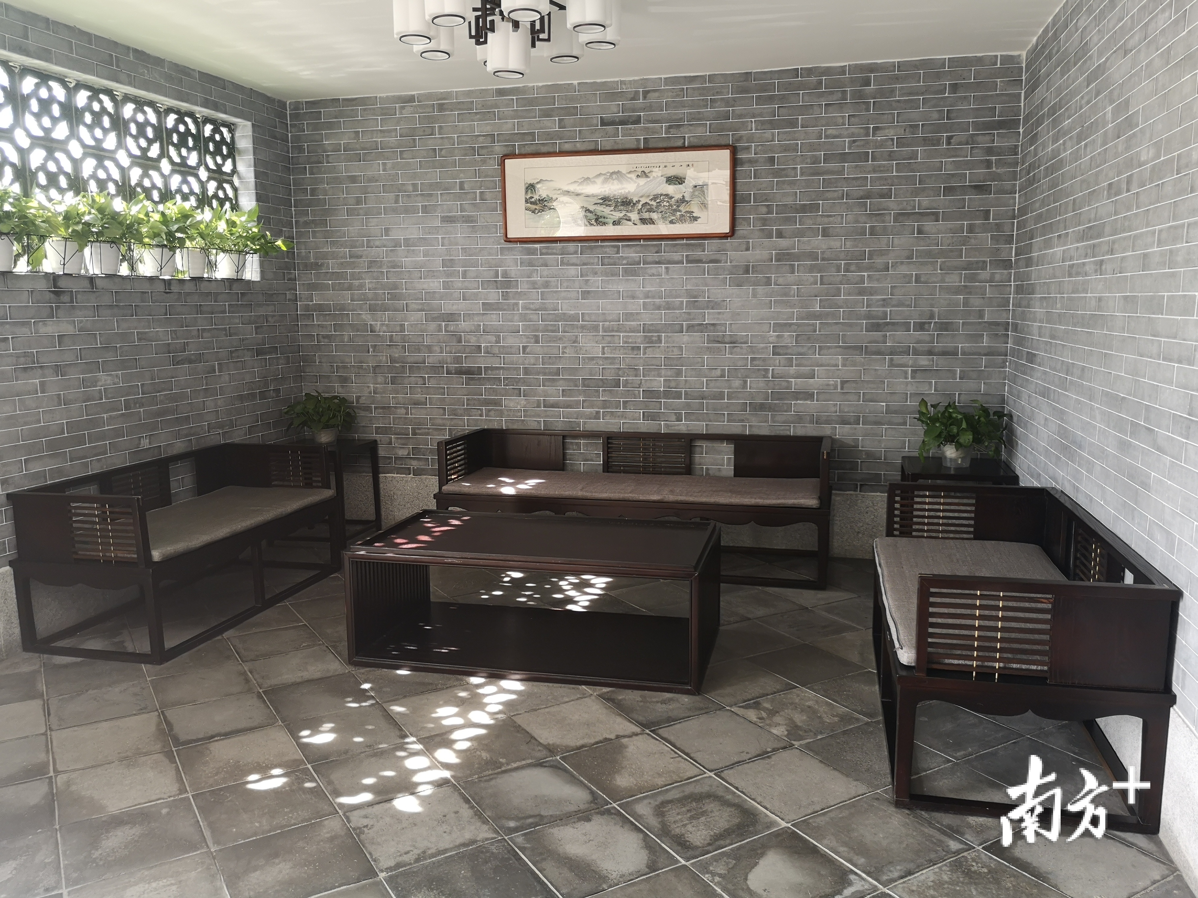 顺峰山公园公厕设置有沙发座椅供市民等待和休息。肖楚晖 摄 顺峰山公园公厕设置有沙发座椅供市民等待和休息。肖楚晖 摄