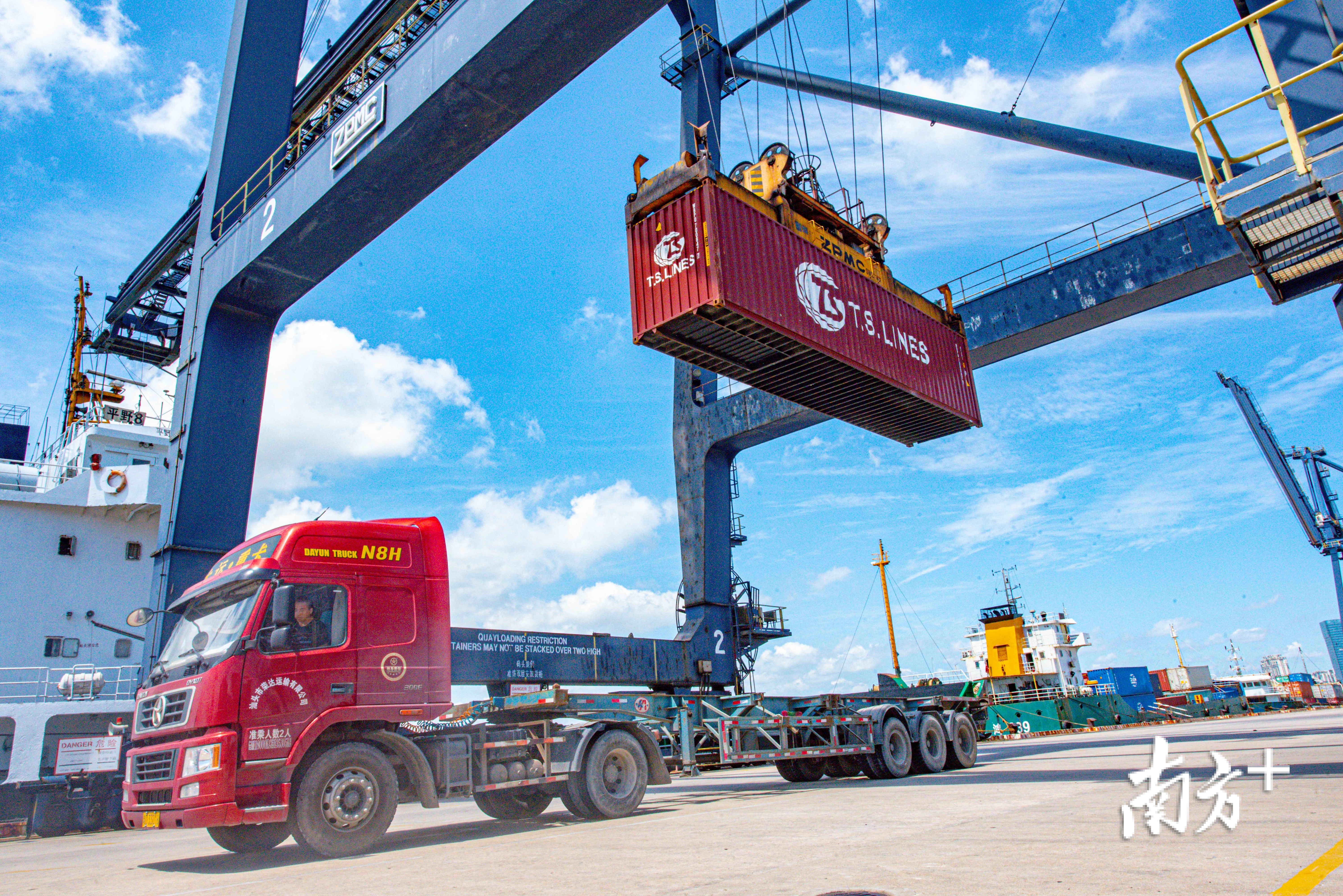 启用"船边直提"模式后,货车提离集装箱更加便捷.袁国宏 摄