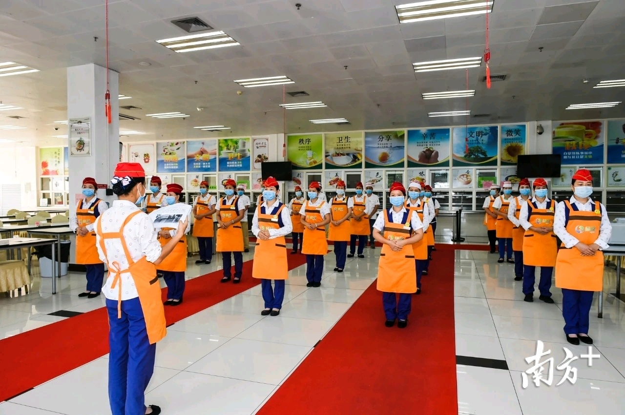 餐厅针对各班组进行高温防暑的相关培训。