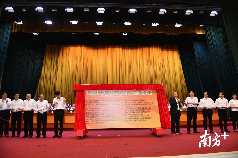 在发布核心技术攻关榜等重要环节，郭文海更邀请企业家共同“揭榜”，这些细节无一不流露出顺德对企业家的尊重。戴嘉信摄