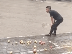 真·水果捞！暴雨后男子用漏勺水中捞苹果，动作稳准狠