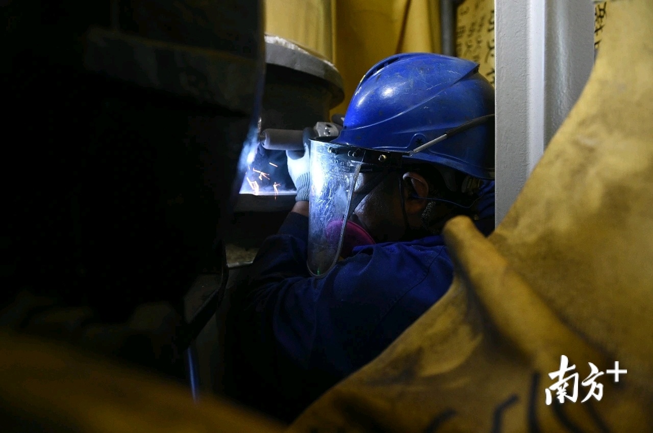 核电人穿梭在各个厂房。