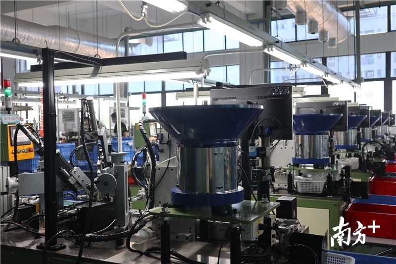 今年，江门市鑫辉密封科技有限公司增购了20台全自动整修检测一体机，每天可检测超过100万个密封圈。  董有逸 摄