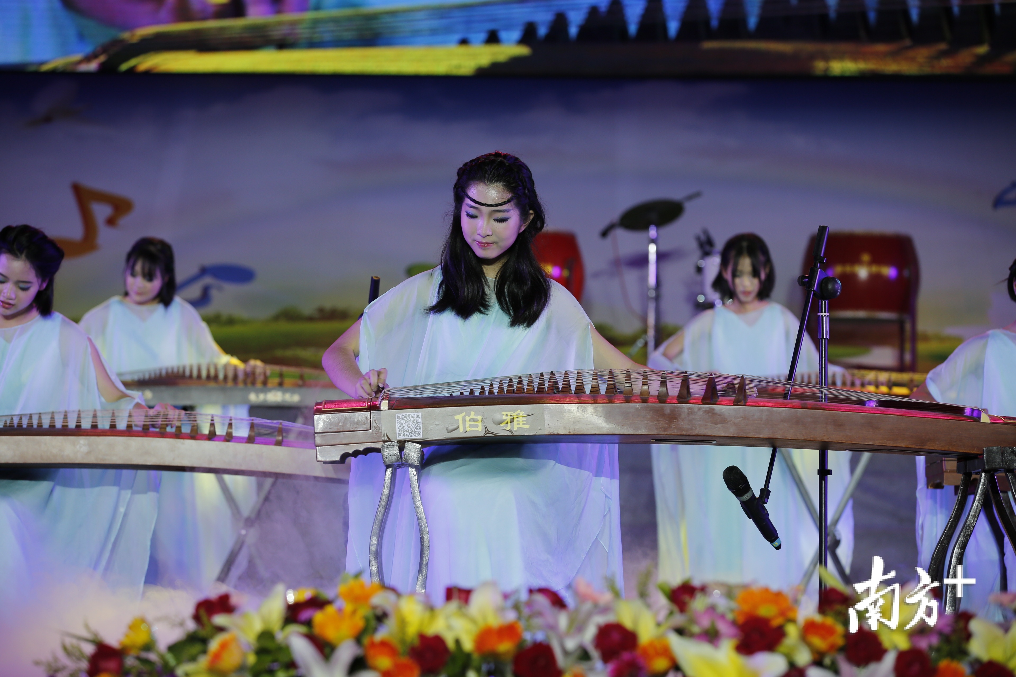 南实器乐节暨第十二届数学英语文化节现场表演。校方供图