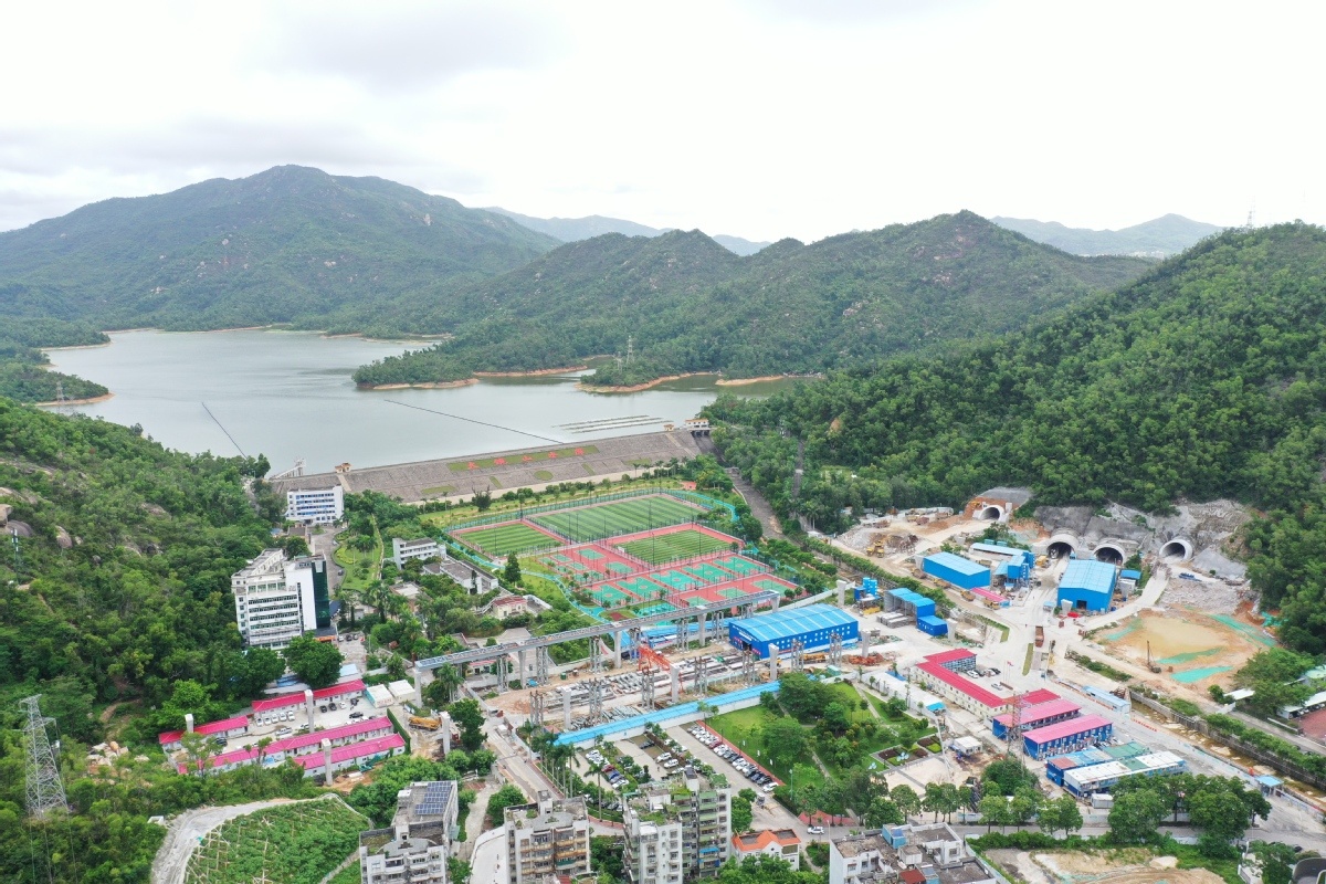 兴业快线迎宾路支线高架桥跨越大镜山社区公园。 兴业快线迎宾路支线高架桥跨越大镜山社区公园。