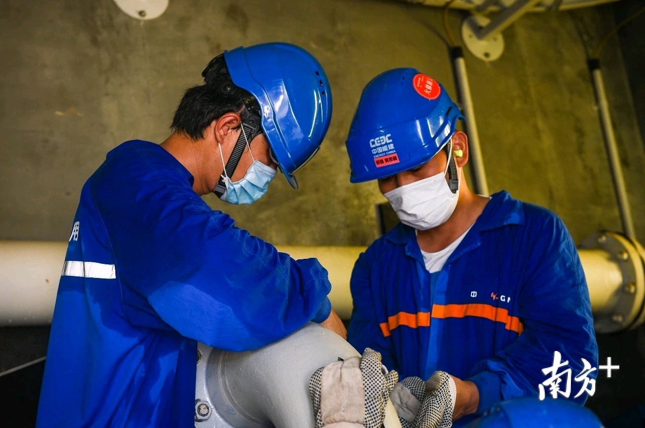 汗水浸透工作服。