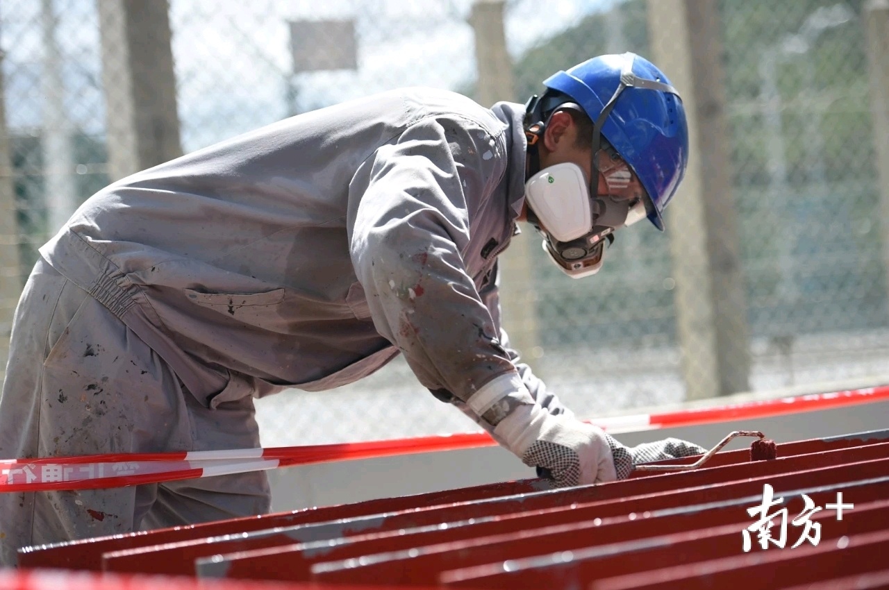 室外高温“炙烤”。