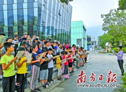 周末清晨,在盐田区壹海城中央公园大榕树下,社区居民齐诵国学经典。受访单位供图 周末清晨,在盐田区壹海城中央公园大榕树下,社区居民齐诵国学经典。受访单位供图