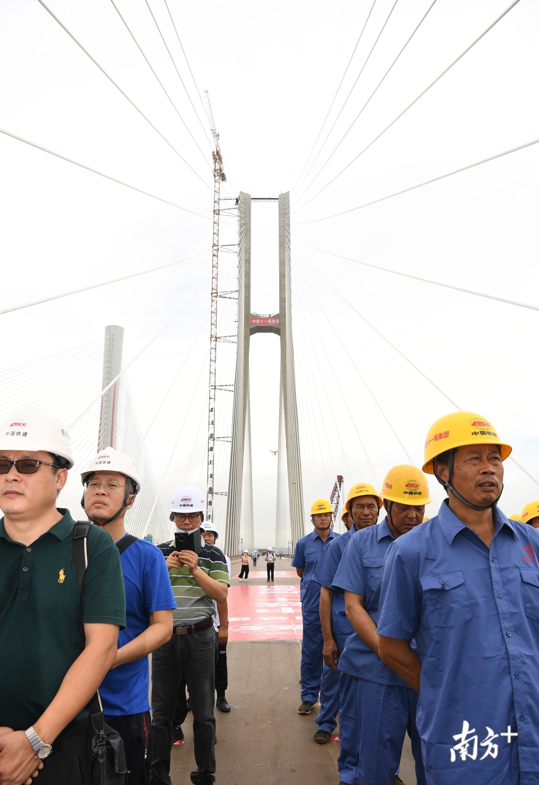 大桥的建设者共同见证合龙仪式。杨兴乐摄