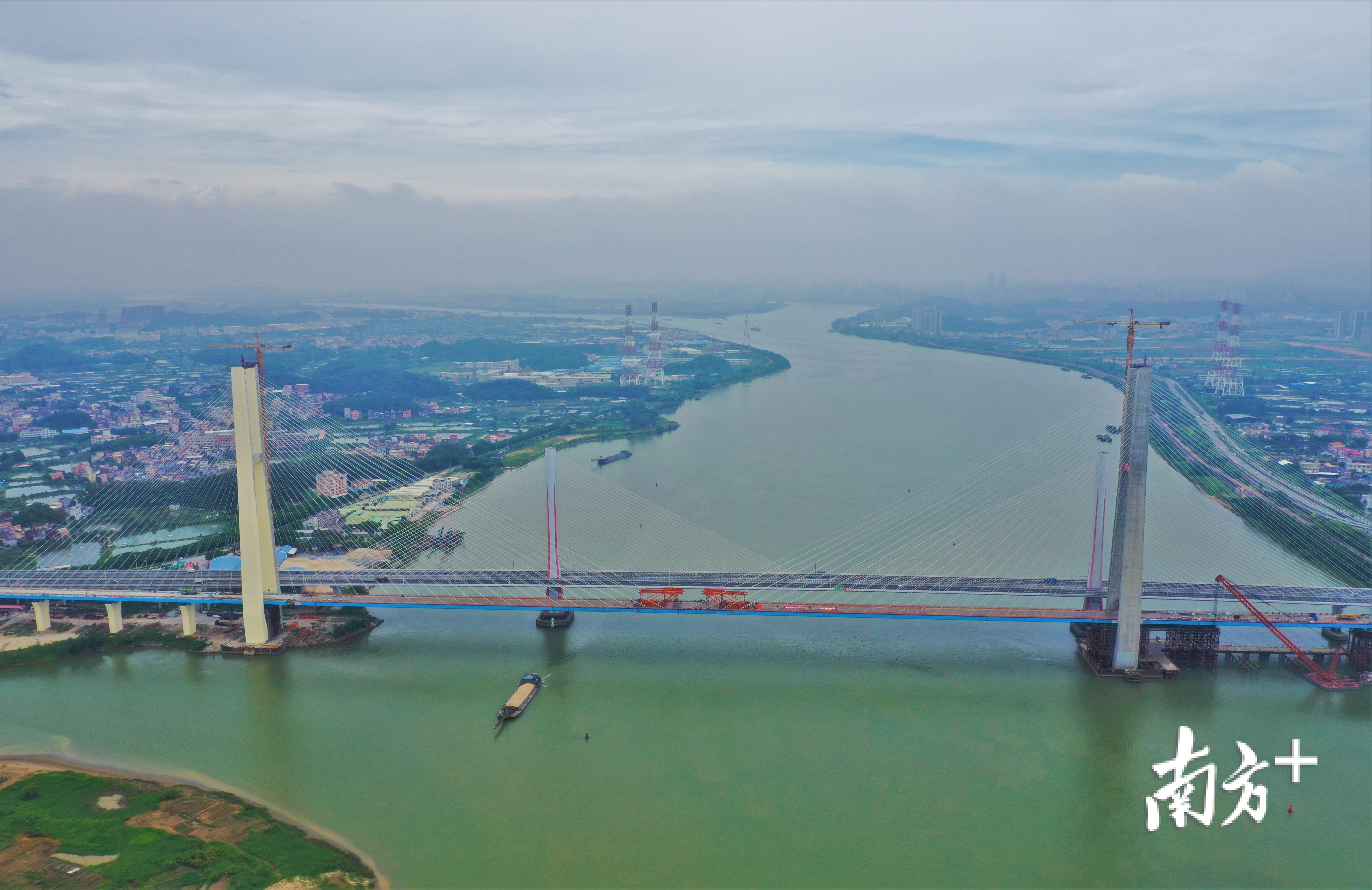 合龙段钢箱的焊接完成,大桥正式合龙.杨兴乐摄