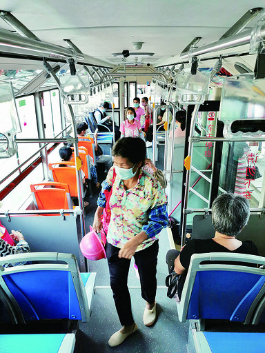 肇庆市民公交车不抢座位,文明就坐好风景