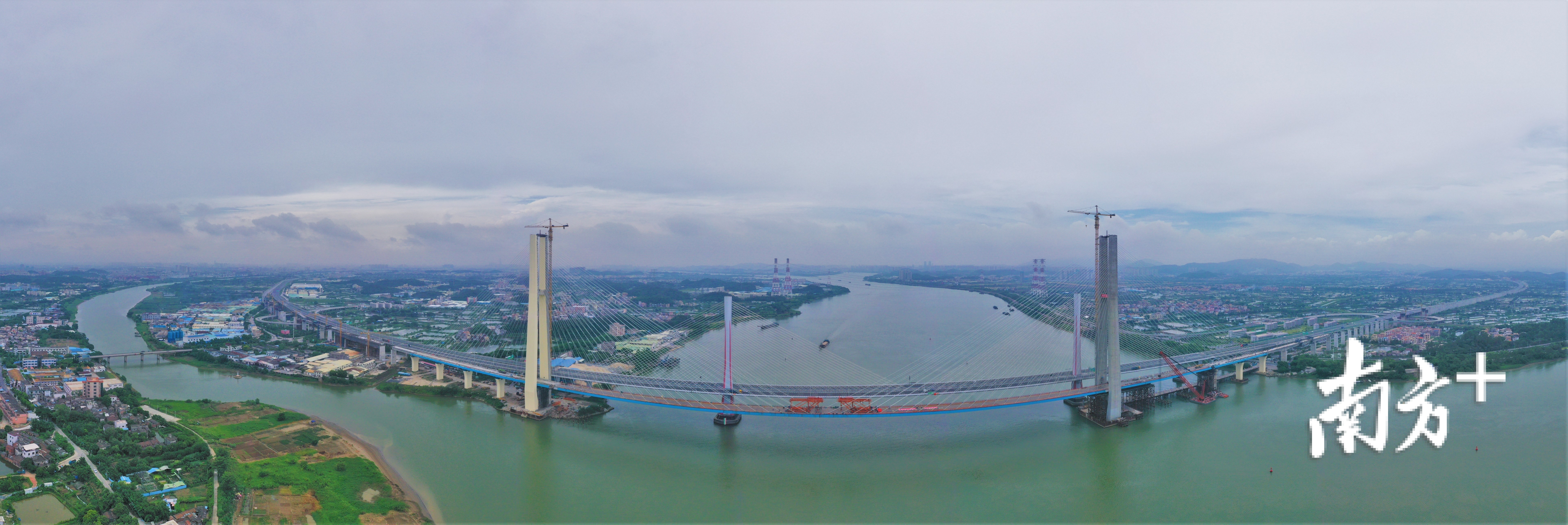 一桥飞架跨西江。杨兴乐摄