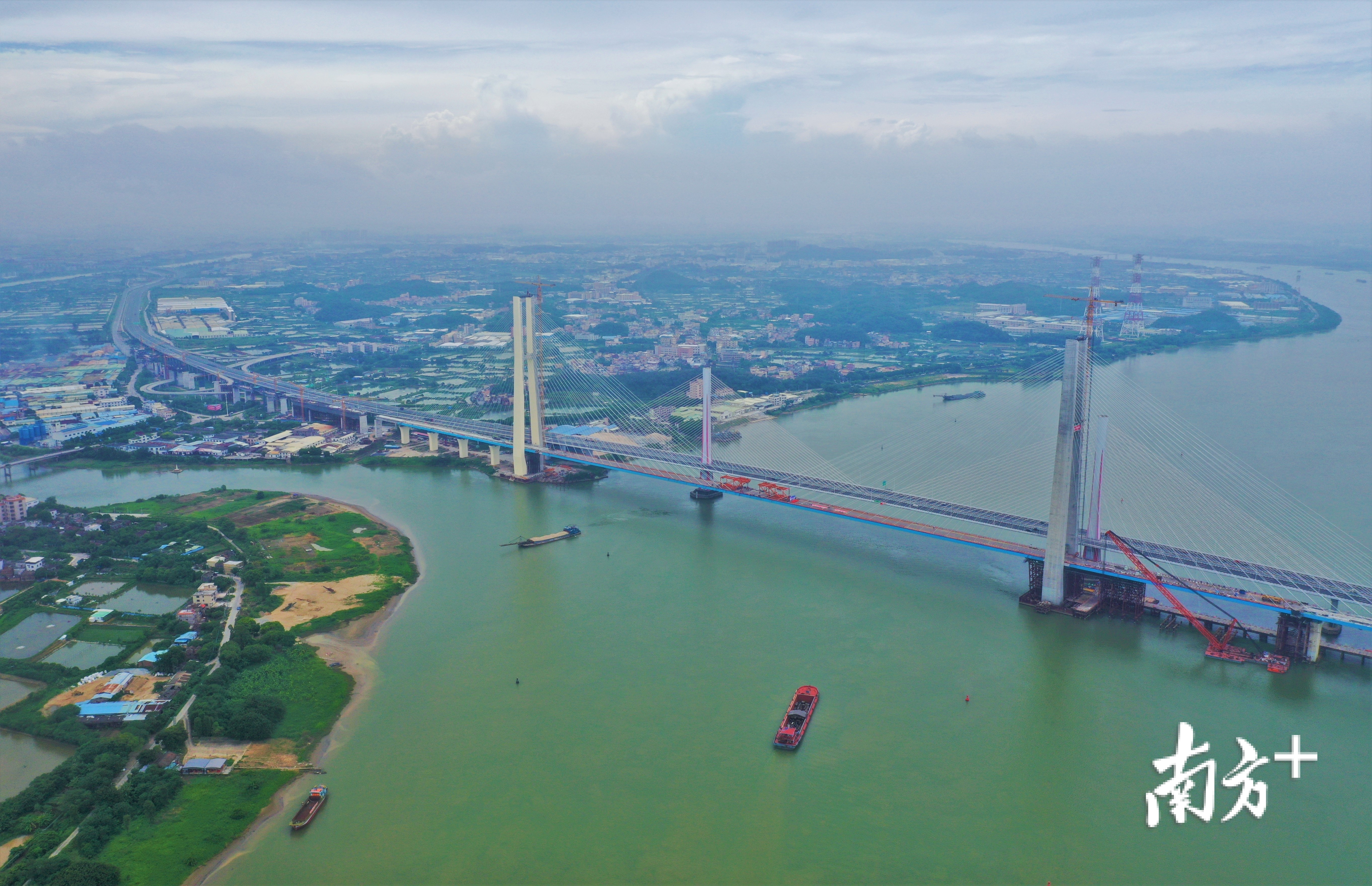 作为粤港澳大湾区铁路交通重点项目，顺利合龙为全线开通奠定了坚实基础。杨兴乐摄