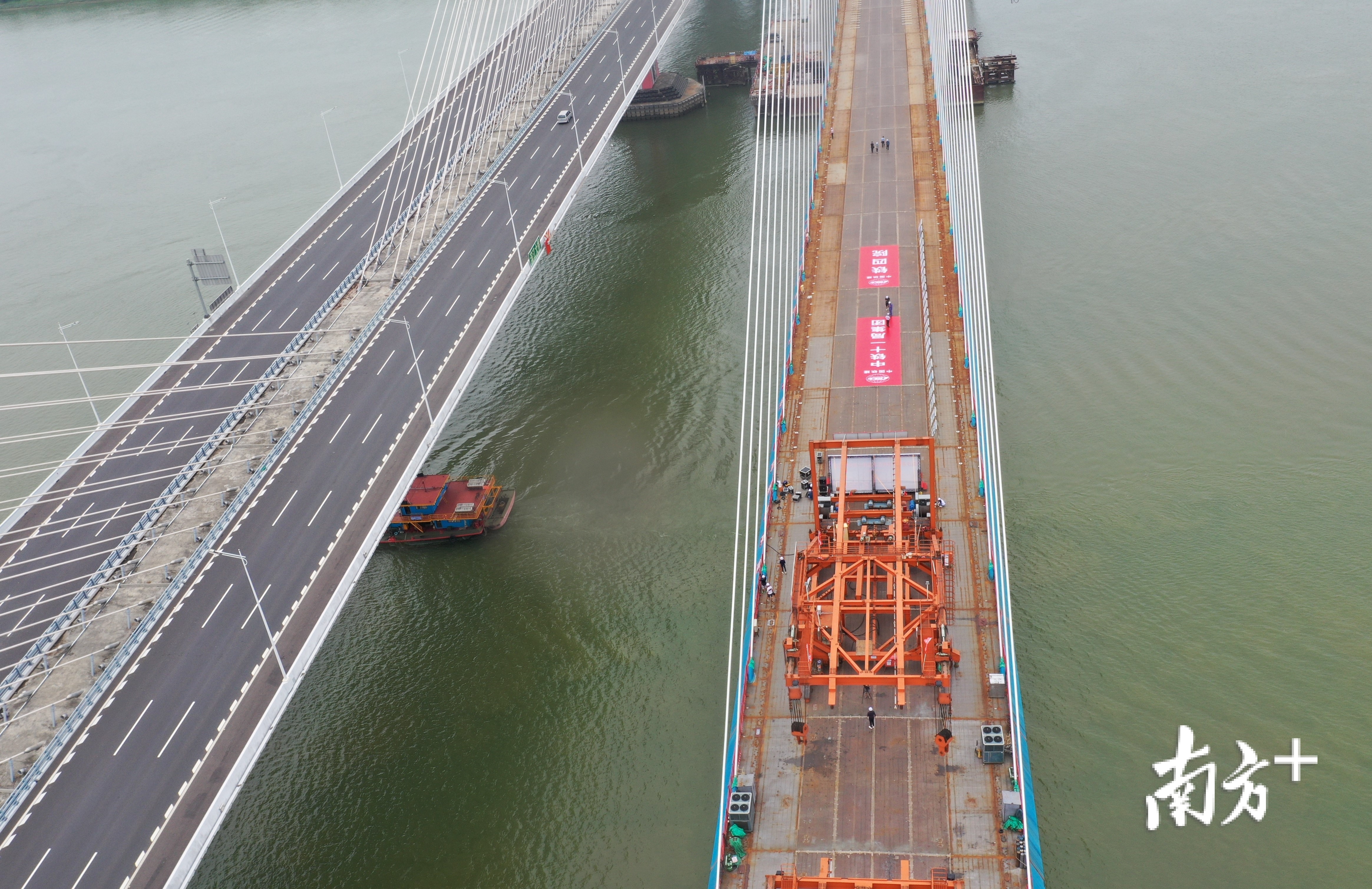 俯视最后合龙段钢箱。杨兴乐摄