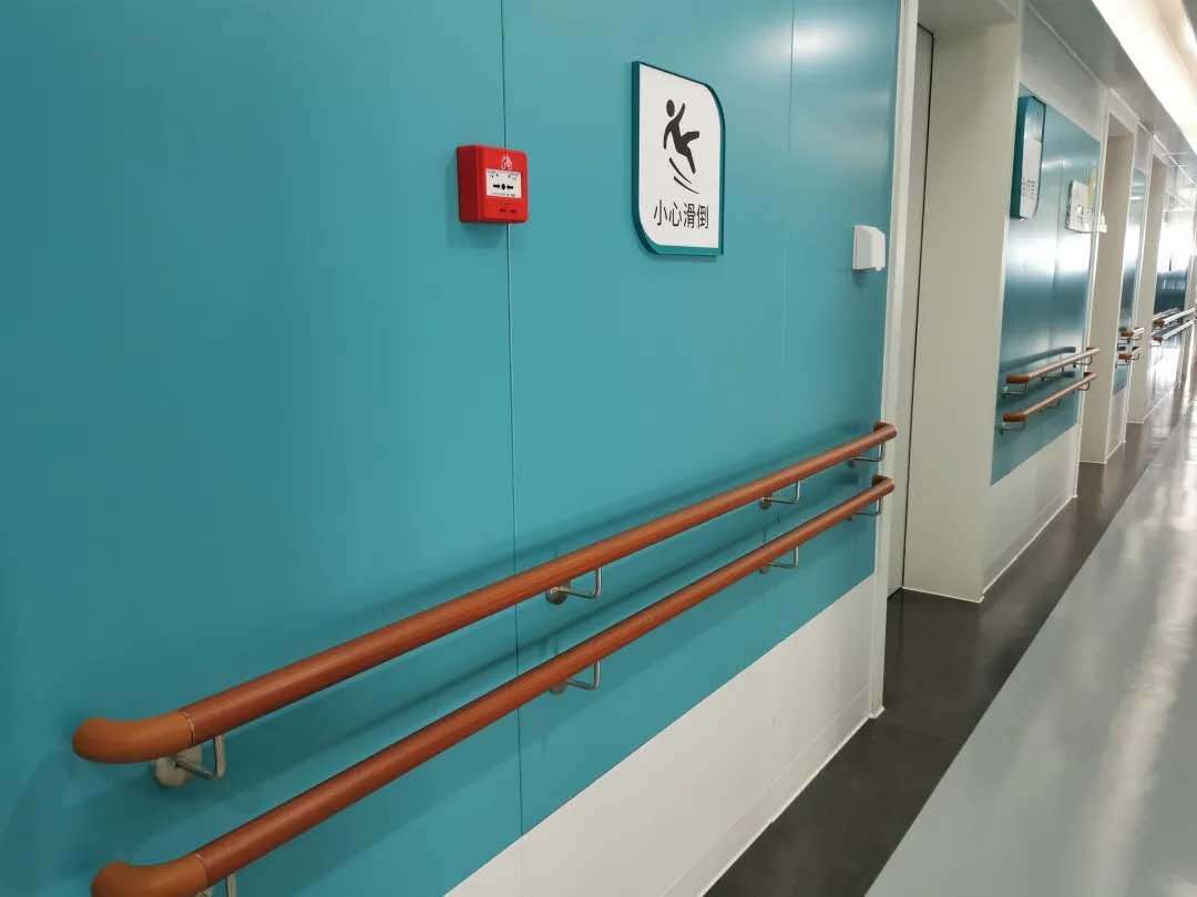 病区内走廊、病房、浴室、厕所、电梯旁等地方到处设有扶手。 病区内走廊、病房、浴室、厕所、电梯旁等地方到处设有扶手。