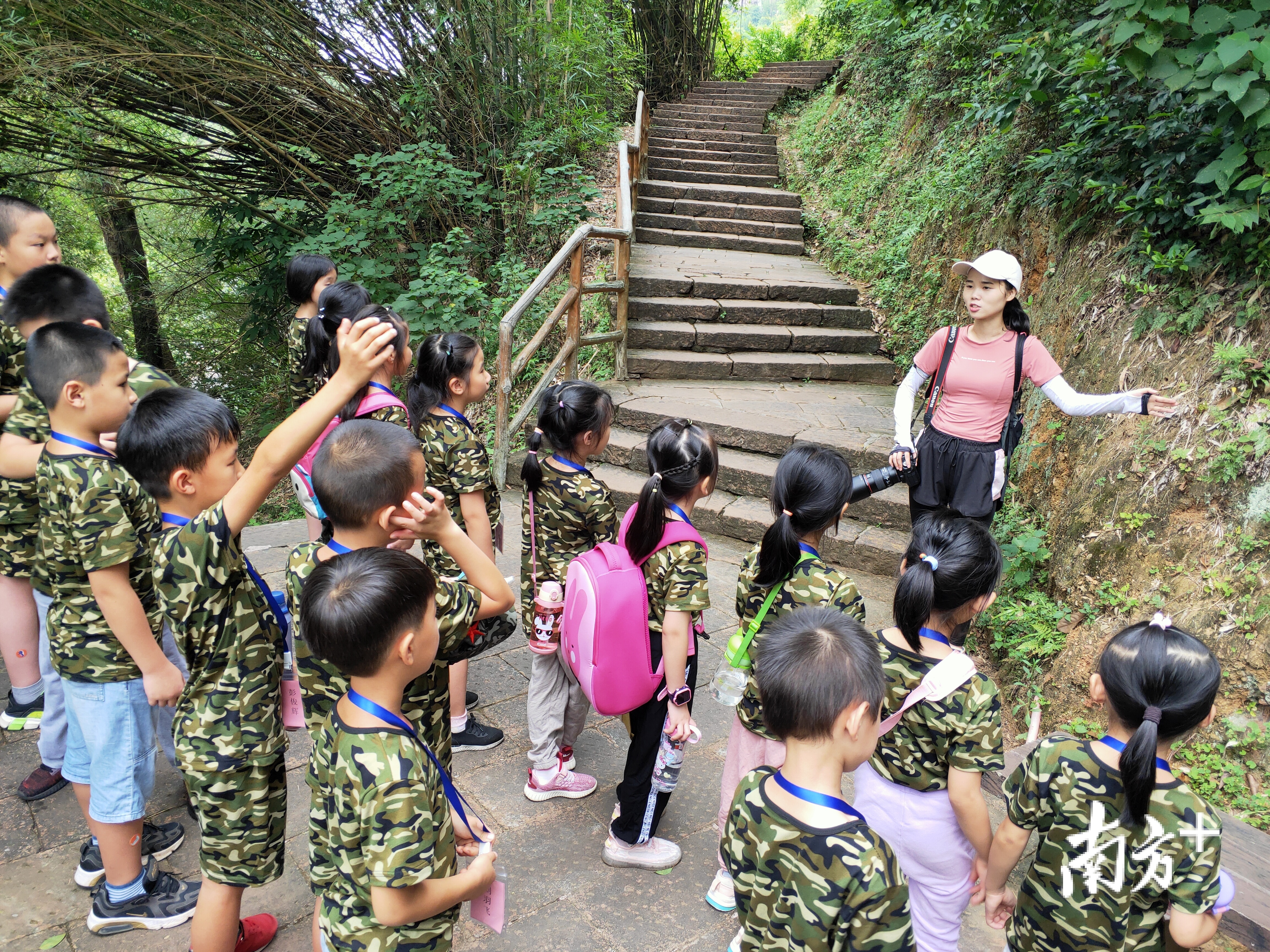 研学导师在开展生物多样性课程