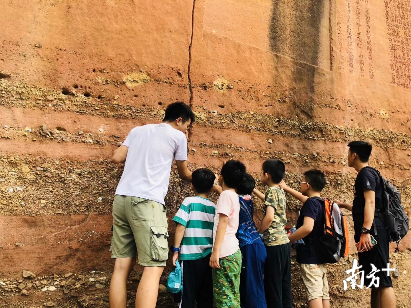 学生在开展地质研学课程