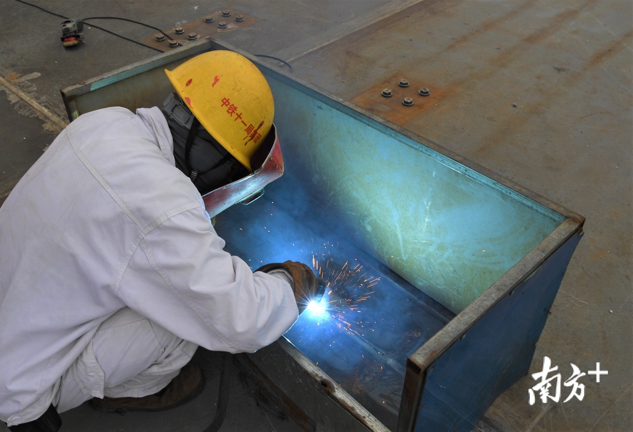 最后的焊接完成大桥的合龙。杨兴乐摄